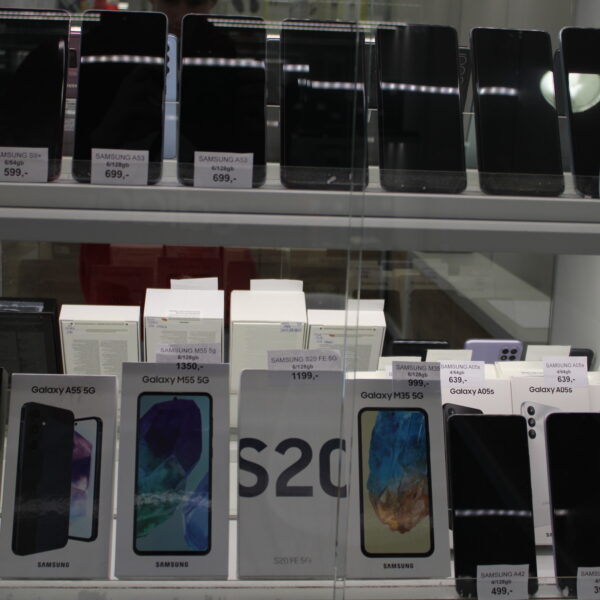 Telefony komórkowe w sprzedaży